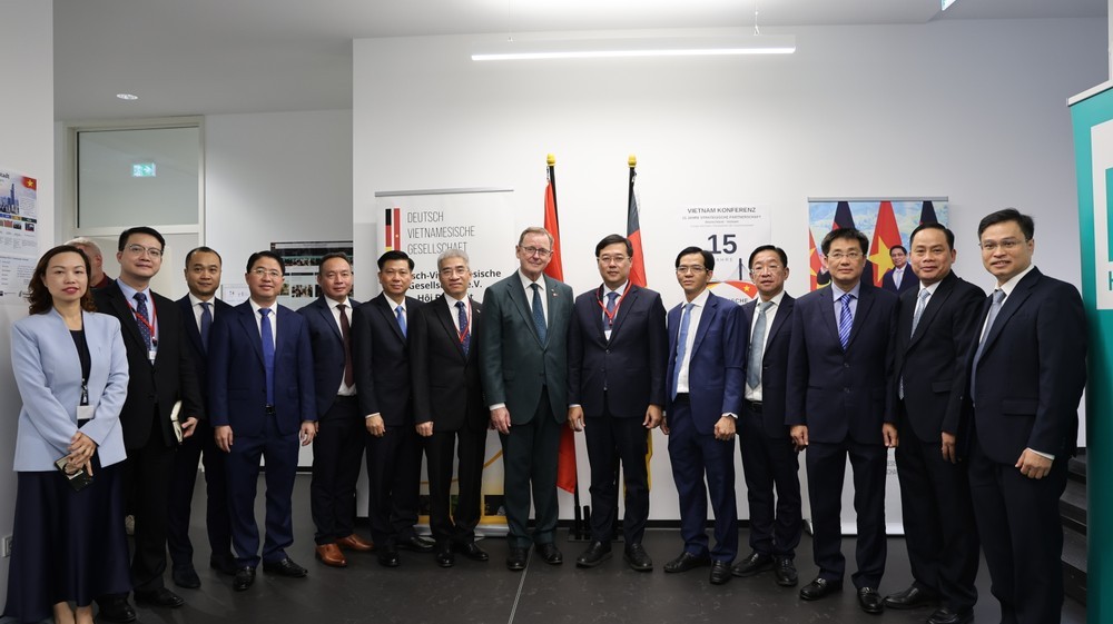 胡志明市代表团与德国联邦议院副议长博多·拉梅洛举行工作会谈。图：秋姮