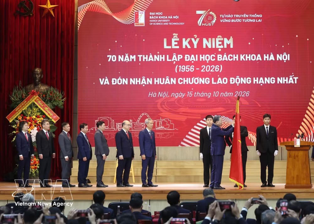 党中央总书记、国家主席苏林向河内理工大学授予一等劳动勋章。图自越通社