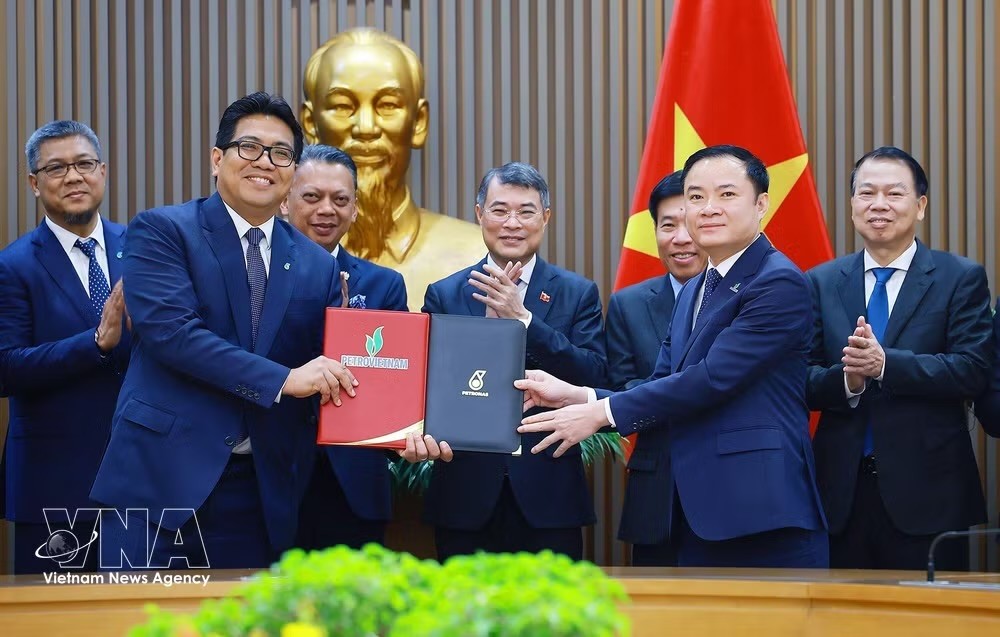 黎明兴总理见证PETRONAS与Petrovietnam之间《战略联盟协议》交换仪式。图自越通社