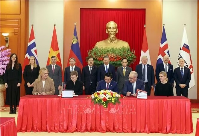 党中央总书记、国家主席苏林与各位代表共同见证越南—欧洲自由贸易联盟自由贸易协定（VEFTA）签署仪式。图自越通社／统一摄