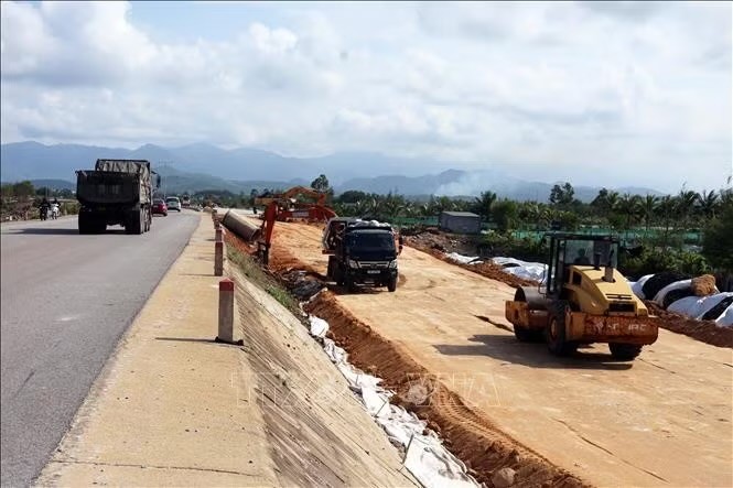 服务于岘港市南部129号沿海公路完善工程第一部分的路基填土需求量较大，但供应短缺。图越通社