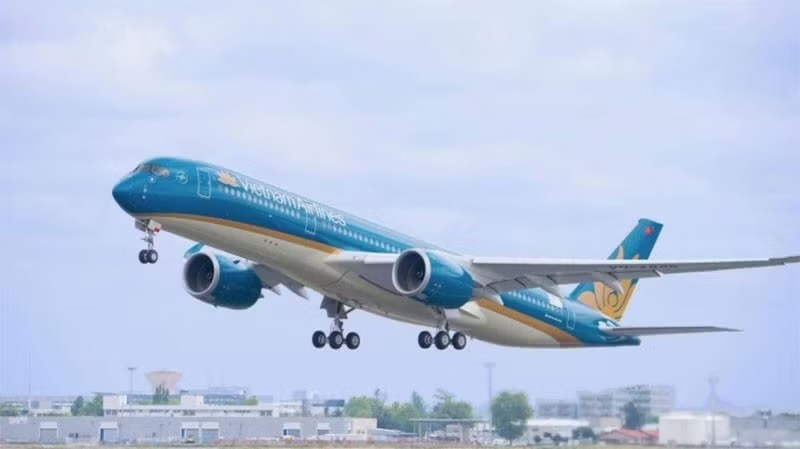 自2026年11月17日起，越南航空公司开通岘港直飞新加坡航线，每日运营一班，使越新两国每周往返航班总数增至42班。越通社