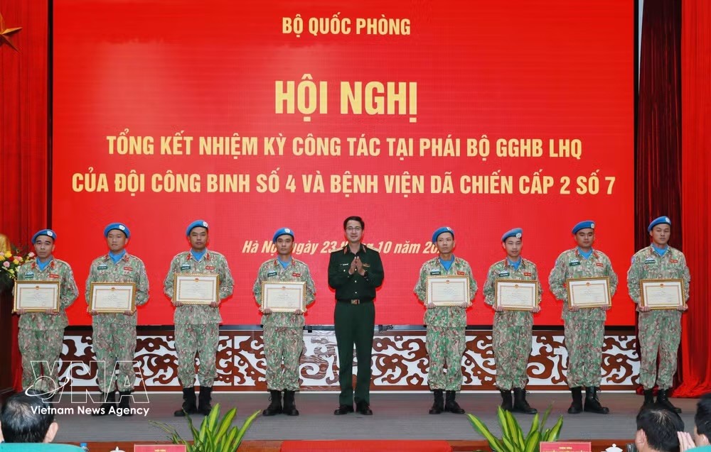 越南维和局局长范孟胜少将向参加联合国维和行动的集体和个人颁发总参谋部奖状。图自越通社