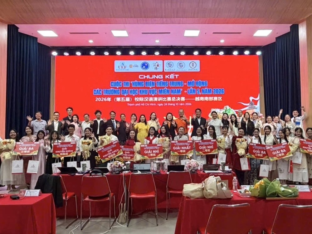 胡志明市财经大学第五届校际汉语演讲比赛总决赛参赛选手、获奖者及嘉宾合影留念。
