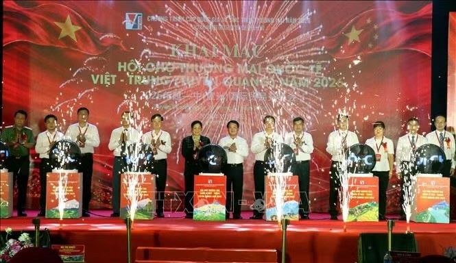 各位代表共同按下启动键，点亮LED球体，正式为2026年越中国际贸易交易会揭幕。