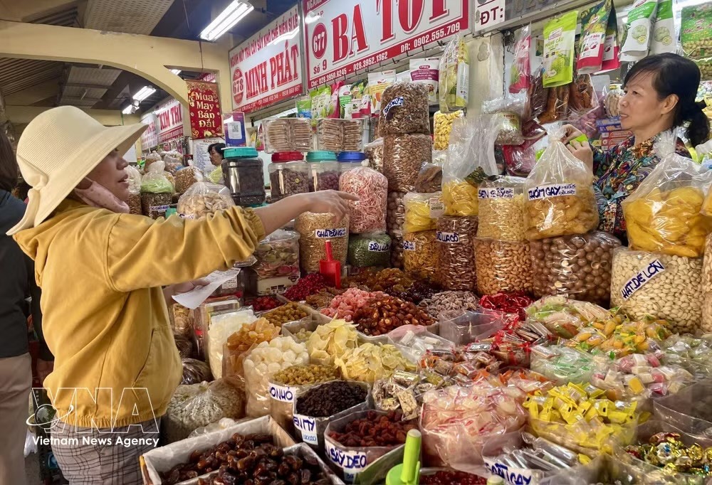 小型杂货店正面临来自现代零售模式的价格竞争和商品多样性压力。图自越通社