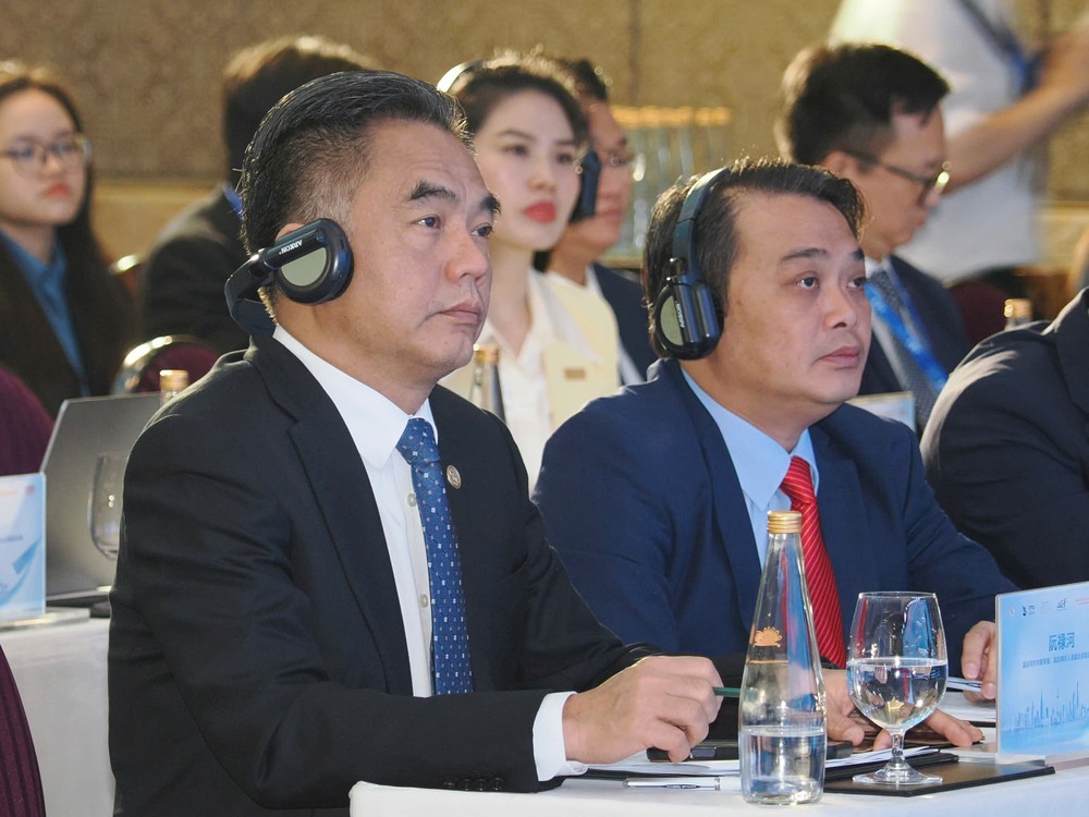 市人委会常务副主席阮禄河与各代表于10月29日上午出席以“连接生产、物流与全球价值链”为主题的越中企业研讨会。图：雄潮