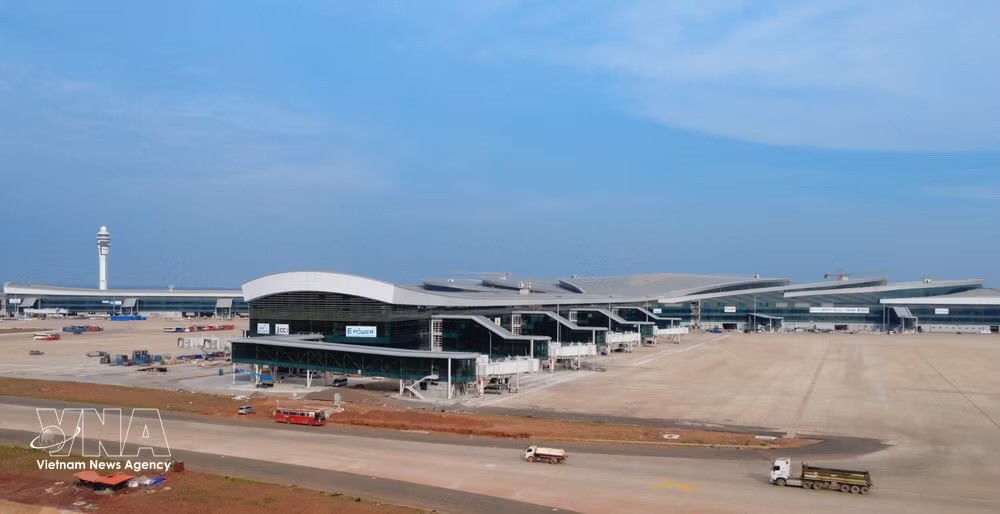 隆城国际机场航站楼和空中交通管制塔的一部分。图自越通社