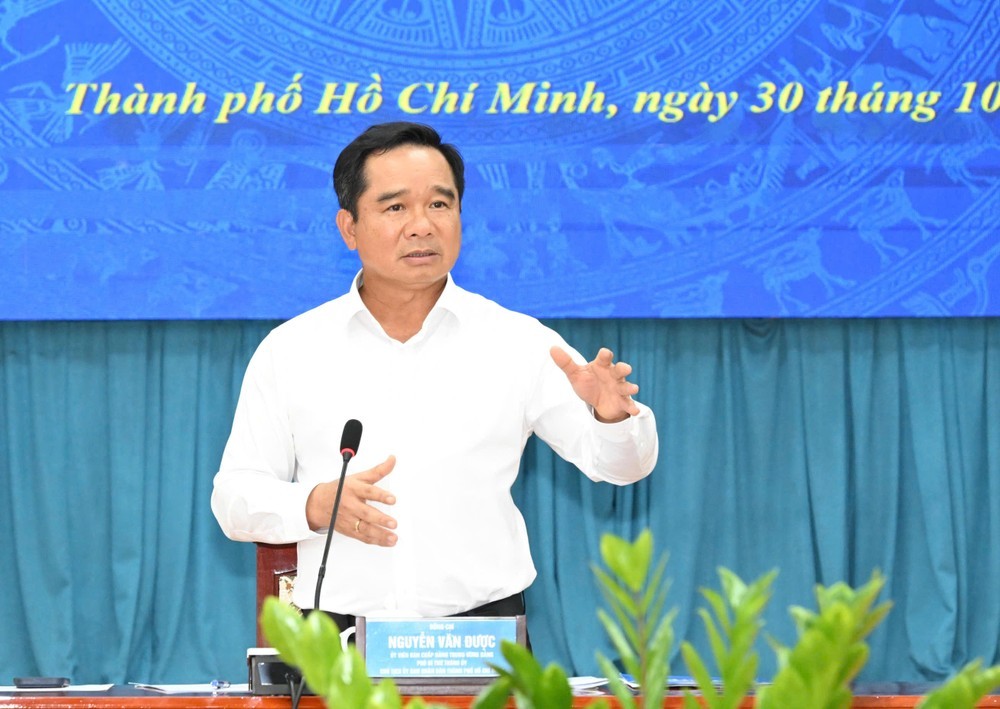 市人委会主席阮文得在会议上发言。越勇摄
