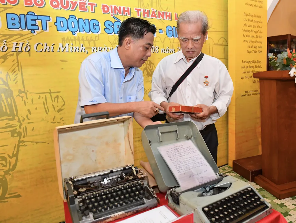 Bảo tàng Biệt động Sài Gòn - Gia Định tiếp nhận hiện vật lịch sử. Ảnh: VIỆT DŨNG