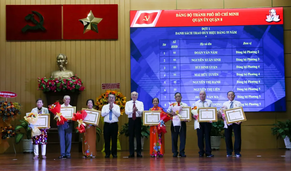 Dịp này, Đảng bộ quận 8 tổ chức lễ trao Huy hiệu Đảng cho 81 đảng viên. Ảnh: THẢO LÊ