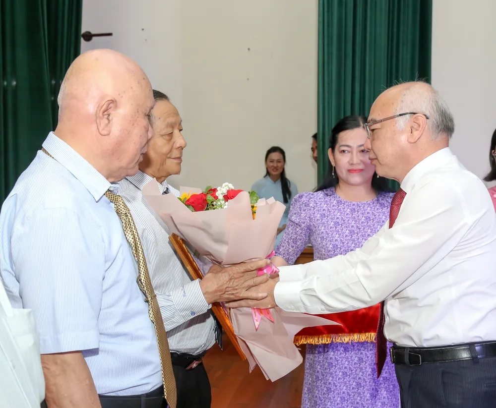 Đồng chí Phan Nguyễn Như Khuê, Trưởng Ban Tuyên giáo Thành ủy TPHCM đến dự buổi họp mặt và trao Huy hiệu Đảng tại quận 8. Ảnh: THẢO LÊ