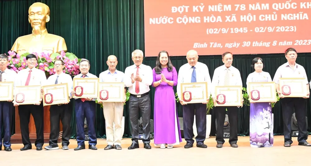 Lãnh đạo các ban xây dựng Đảng Quận ủy quận Bình Tân trao Huy hiệu Đảng. Ảnh: VĂN MINH