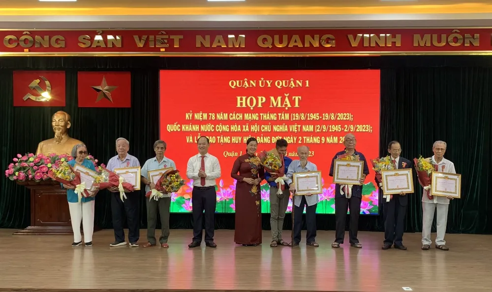 Phó Bí thư Thường trực Quận ủy quận 1 Hoàng Thị Tố Nga trao Huy hiệu 60 năm tuổi Đảng đến các đảng viên