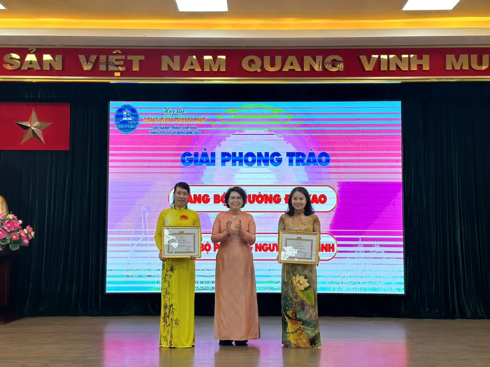 Bí thư Quận ủy quận 1 Tô Thị Bích Châu trao Bằng khen đến tập thể, cá nhân đạt giải tại hội thi