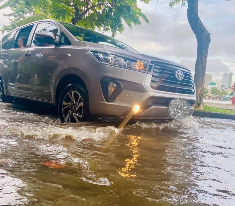 Triều cường tiếp tục làm ngập tuyến đường Huỳnh Cương - TP Cần Thơ sáng 2-9