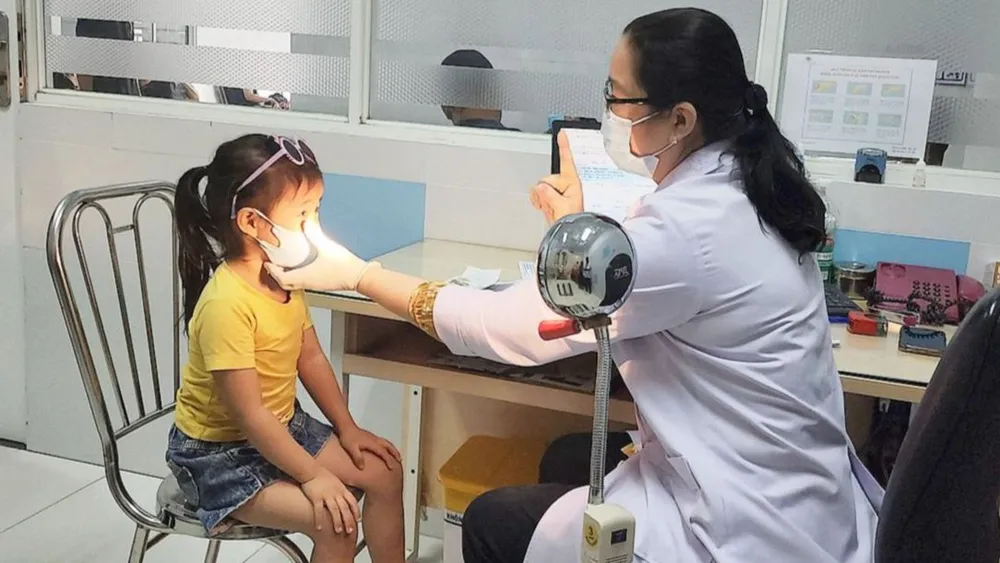 Bác sĩ Bệnh viện Nhi đồng 2, TPHCM thăm khám cho bệnh nhi bị đau mắt đỏ