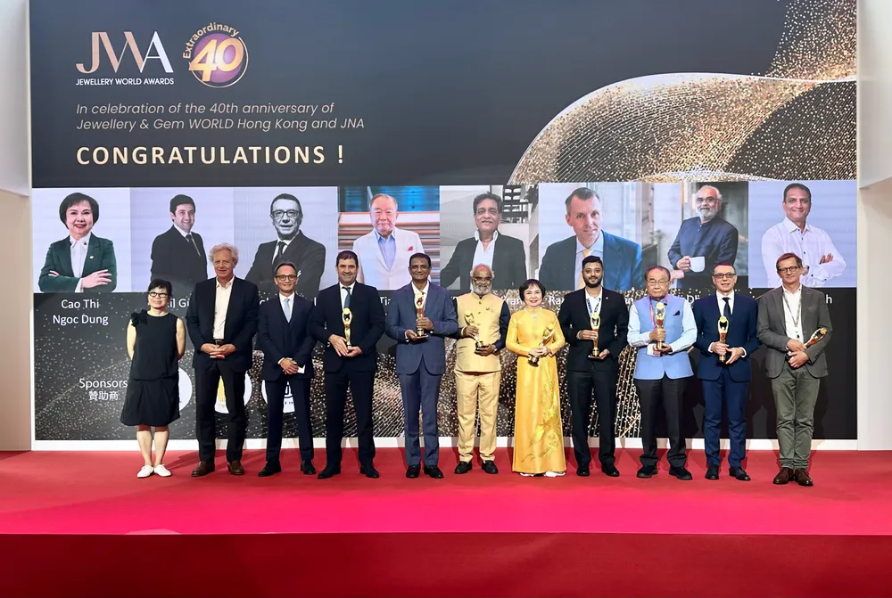 BTC JWA trân trọng ghi nhận sự đóng góp của bà Cao Thị Ngọc Dung đối với ngành kim hoàn Việt Nam”. Ảnh: HOÀI ANH BTC JWA trân trọng ghi nhận sự đóng góp của bà Cao Thị Ngọc Dung đối với ngành kim hoàn Việt Nam”. Ảnh: HOÀI ANH