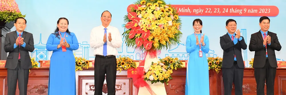 Phó Bí thư Thành ủy TPHCM Nguyễn Hồ Hải chúc mừng Đại hội Công đoàn TPHCM lần thứ XII, nhiệm kỳ 2023-2028. Ảnh: VIỆT DŨNG