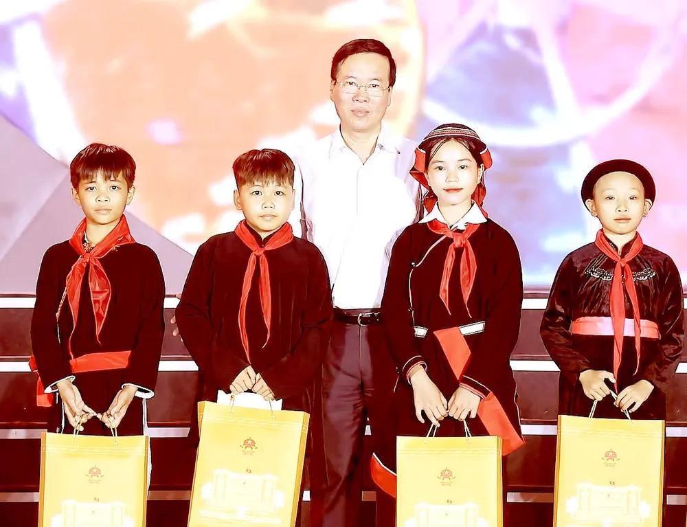 Chủ tịch nước Võ Văn Thưởng tặng quà thiếu niên tại Lễ hội Thành Tuyên năm 2023