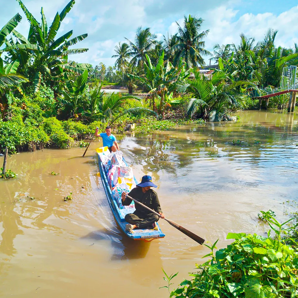 Vận chuyển vật liệu xây dựng bằng ghe, xuồng vào các phum, sóc Vận chuyển vật liệu xây dựng bằng ghe, xuồng vào các phum, sóc