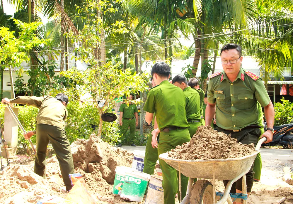 Các chiến sĩ nỗ lực hoàn thành sớm căn nhà cho bà con nghèo ở tỉnh Sóc Trăng Các chiến sĩ nỗ lực hoàn thành sớm căn nhà cho bà con nghèo ở tỉnh Sóc Trăng