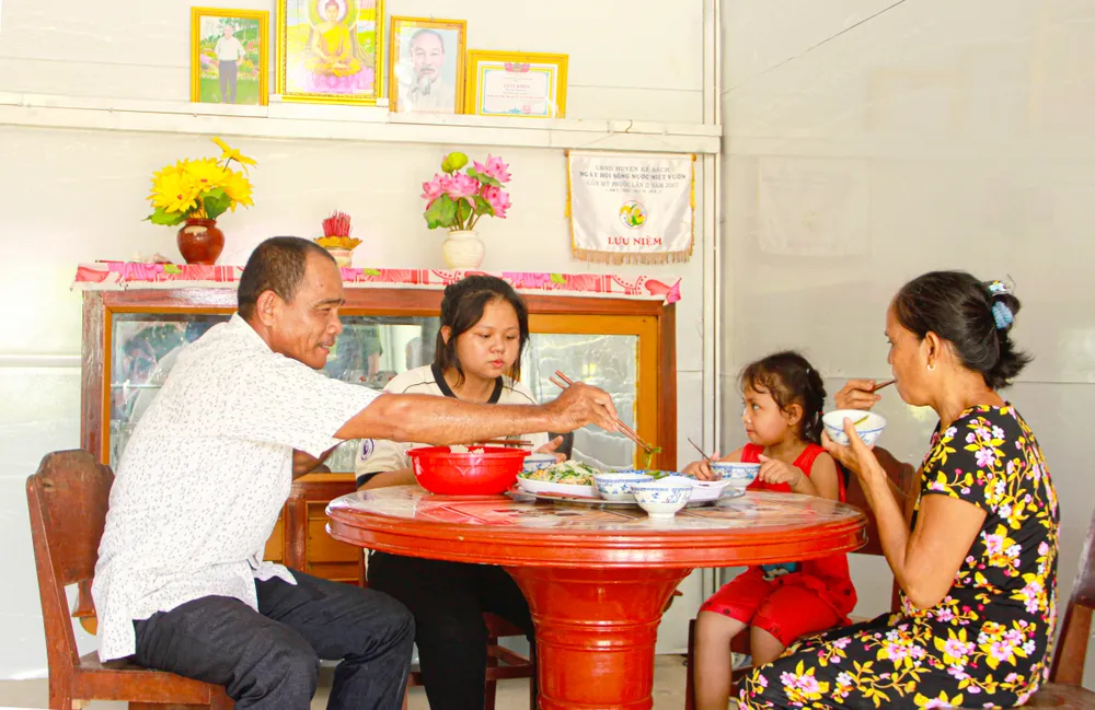 Gia đình ông Kim Sol (xã Thới An Hội, huyện Kế Sách, tỉnh Sóc Trăng) cùng vợ và 2 cháu ngoại phấn khởi trong bữa cơm đầu tiên tại căn nhà mới Gia đình ông Kim Sol (xã Thới An Hội, huyện Kế Sách, tỉnh Sóc Trăng) cùng vợ và 2 cháu ngoại phấn khởi trong bữa cơm đầu tiên tại căn nhà mới