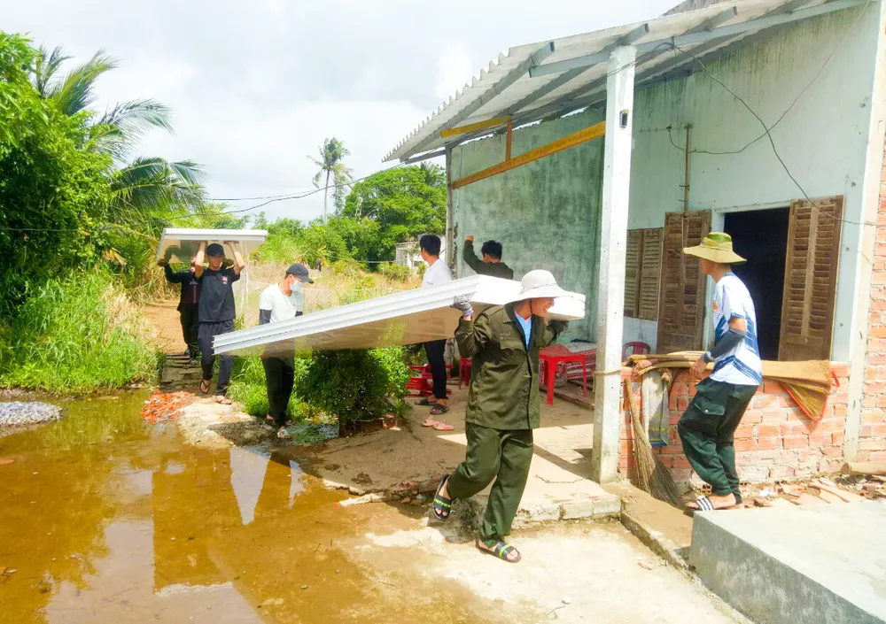 Các chiến sĩ khuân vác vật liệu đến điểm tập kết Các chiến sĩ khuân vác vật liệu đến điểm tập kết