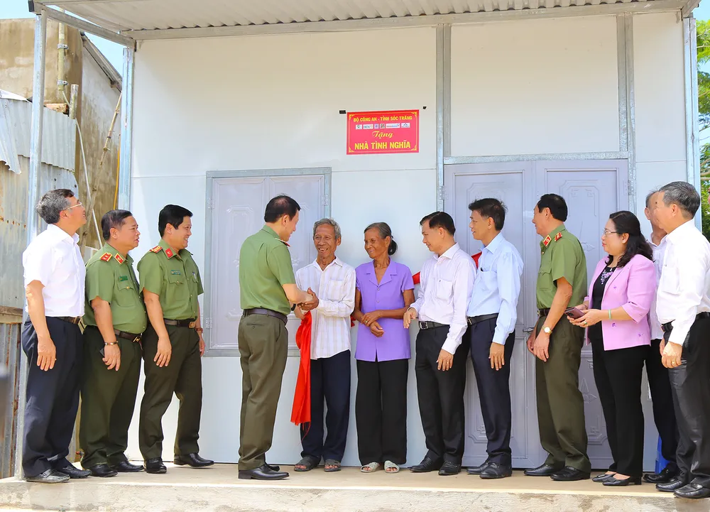 Lãnh đạo Bộ Công an và tỉnh Sóc Trăng chúc mừng người dân có được căn nhà mới kiên cố để ổn định cuộc sống Lãnh đạo Bộ Công an và tỉnh Sóc Trăng chúc mừng người dân có được căn nhà mới kiên cố để ổn định cuộc sống