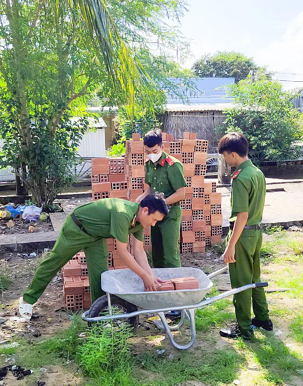 Các chiến sĩ chia nhau mỗi người một việc Các chiến sĩ chia nhau mỗi người một việc