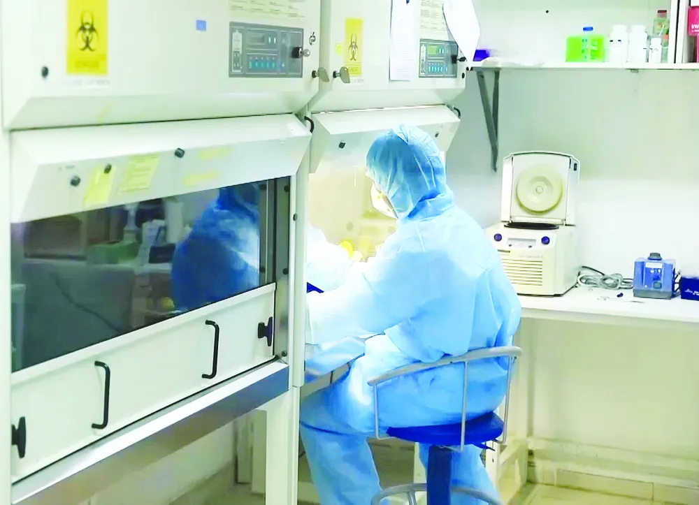 Nhân viên y tế Viện Pasteur TPHCM đang làm xét nghiệm PCR tìm virus đậu mùa khỉ