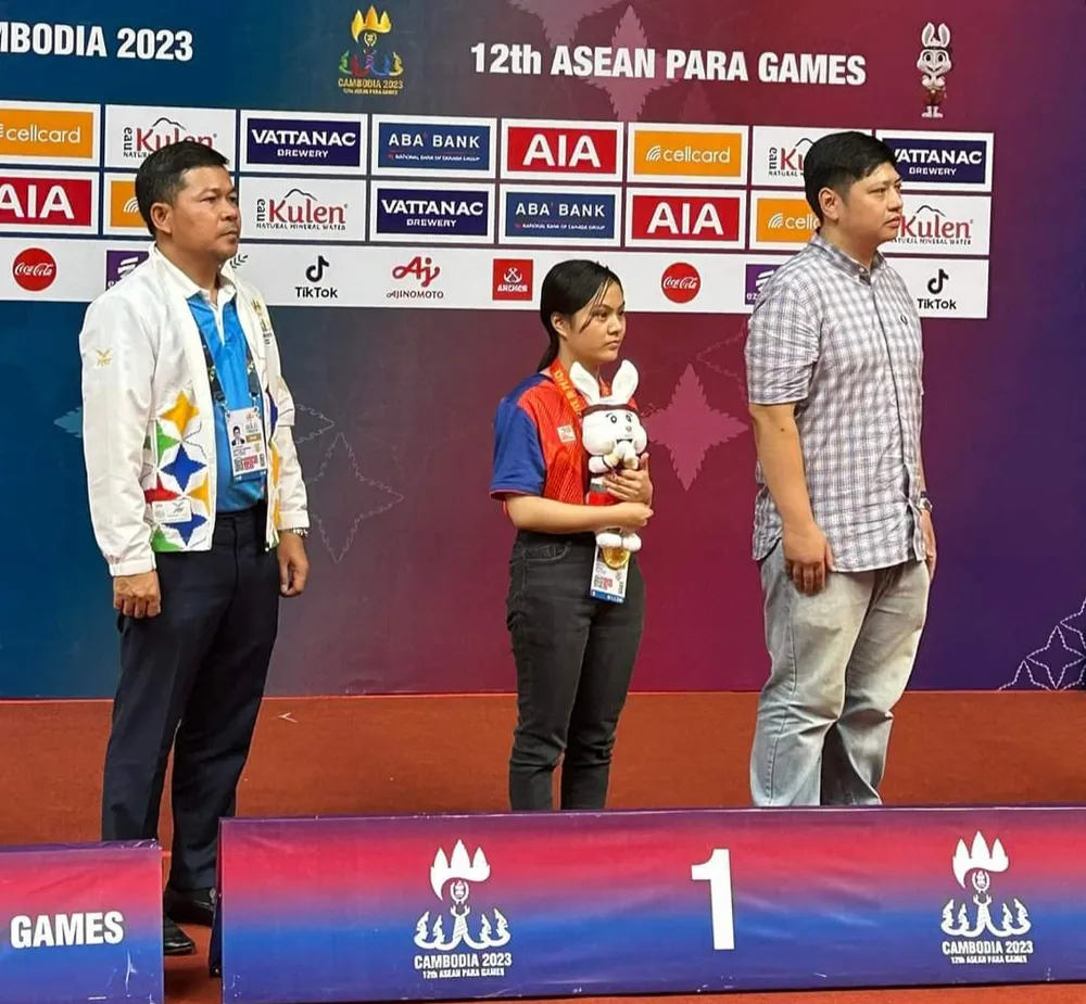 Vận động viên Nguyễn Thị Hồng trên bục nhận HCV tại ASEAN Para Games 12