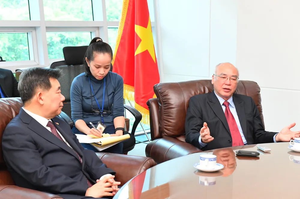 Đồng chí Phan Nguyễn Như Khuê, Ủy viên Ban thường vụ Thành ủy, Trưởng ban Tuyên giáo Thành ủy TPHCM, Chủ tịch Hội hữu nghị Việt Nam - Hàn Quốc TPHCM đã đến Tổng Lãnh sự quán Hàn Quốc tại TPHCM chúc mừng Quốc khánh Hàn Quốc. Ảnh: VIỆT DŨNG