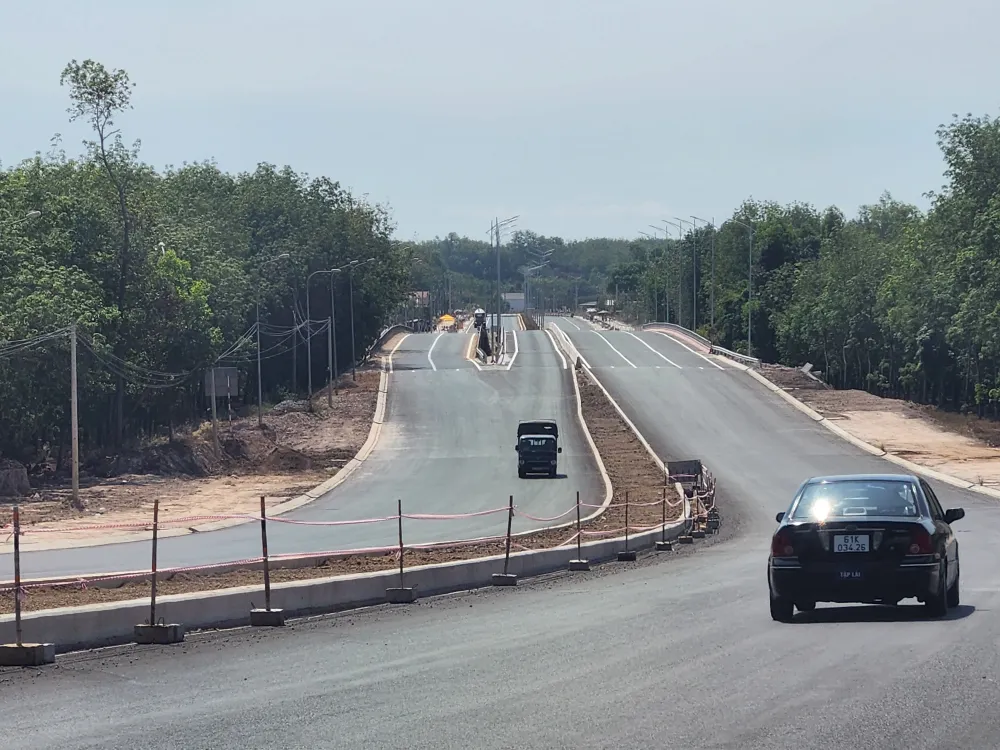 Đường DH 411 qua huyện Bắc Tân Uyên được đầu tư hiện đại, giúp kết nối gần hơn với tỉnh Bình Phước. Ảnh: VĂN PHONG