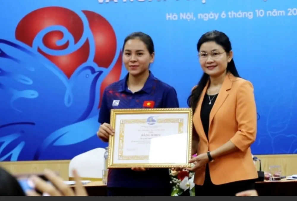 Đại diện Trung ương Hội LHPN Việt Nam đã tổ chức trao bằng khen cho nữ xạ thủ Trịnh Thu Vinh