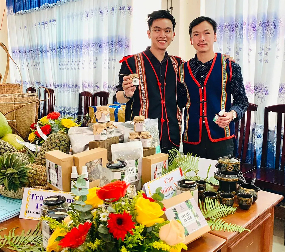 Đến nay, HTX Nông dược liệu An Toàn đã tạo ra 9 sản phẩm OCOP và kết nối, hỗ trợ khoảng 20 hộ dân tộc người Bana tham gia dự án