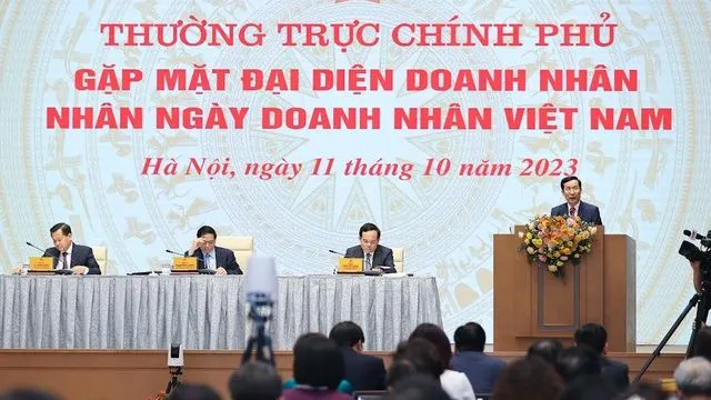 Thường trực Chính phủ gặp mặt đại diện giới doanh nhân Việt Nam. Buổi gặp mặt diễn ra tại đầu cầu trụ sở Chính phủ và kết nối trực tuyến tới trụ sở UBND các tỉnh, thành phố trực thuộc Trung ương.