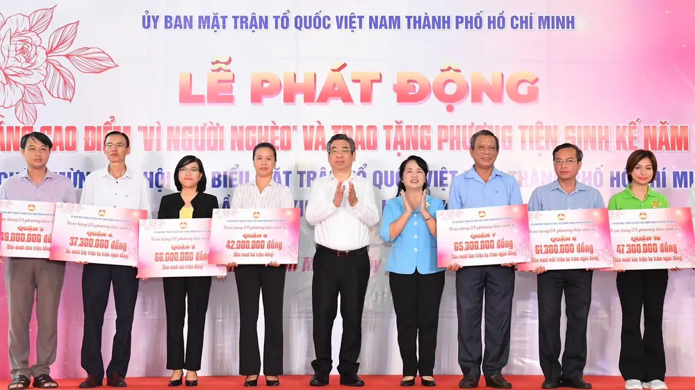 Phó Bí thư Thành ủy TPHCM Nguyễn Phước Lộc và Chủ tịch Ủy ban MTTQ Việt Nam TPHCM Trần Kim Yến trao bảng tượng trưng hỗ trợ phương tiện sinh kế cho hộ nghèo trong năm 2023 đến các quận, huyện và TP Thủ Đức. Ảnh: VIỆT DŨNG