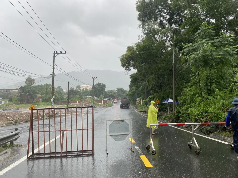 Đèo Hải Vân sạt lở do mưa lớn