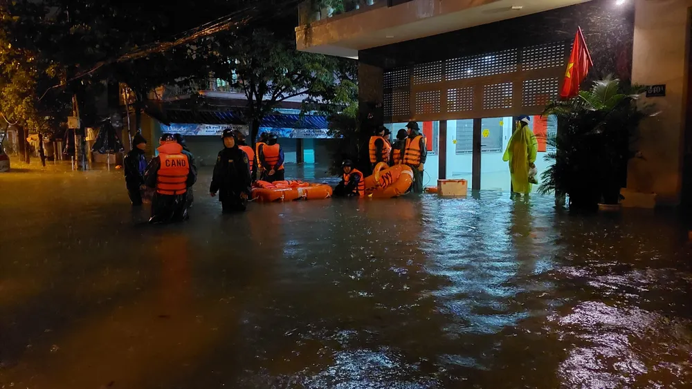 Dùng phao cứu sinh đưa người dân ra khỏi vùng ngập