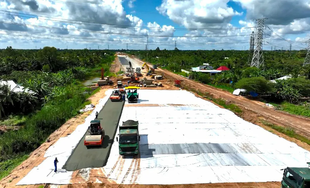 Thảm nhựa những kilômét đầu tiên của dự án đường cao tốc Mỹ Thuận - Cần Thơ