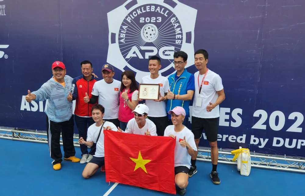 Ông Hogan Lai, Chủ tịch Liên đoàn Pickleball châu Á (ngoài cùng bên trái), cùng các vận động viên Pickleball ở Việt Nam
