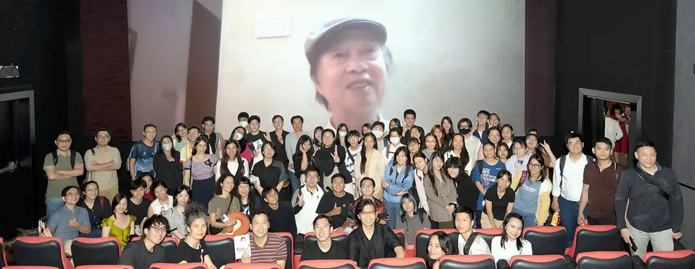 Đạo diễn Đặng Nhật Minh giao lưu với khán giả tham dự tháng phim "Bây giờ đã đến tháng Mười"