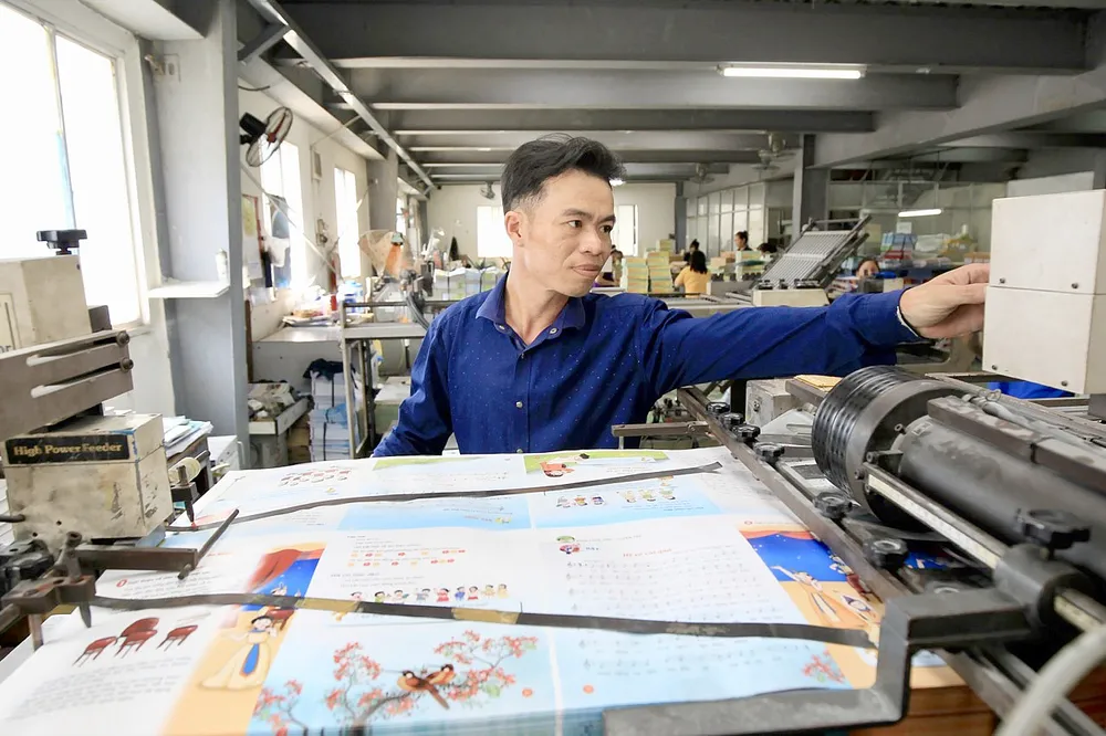 In sách tại một công ty in ở TPHCM. Ảnh: DŨNG PHƯƠNG