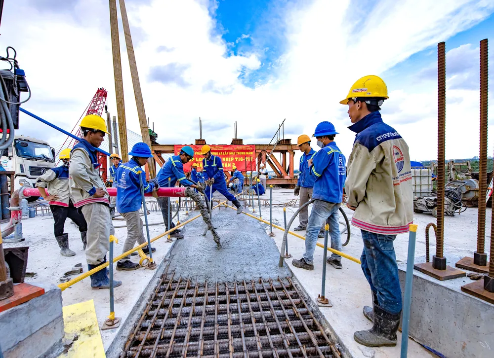 Khoảnh khắc những khối bê tông cuối cùng của 2 nhịp chính được kết nối