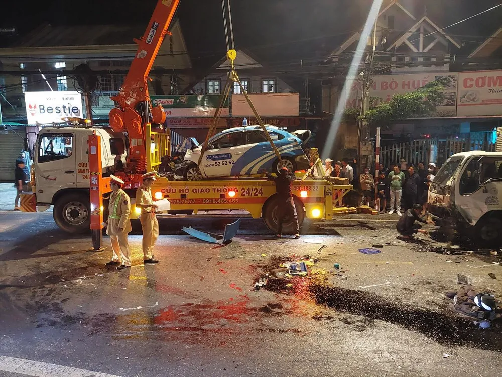 Cơ quan chức năng dọn dẹp hiện trường sau vụ tai nạn