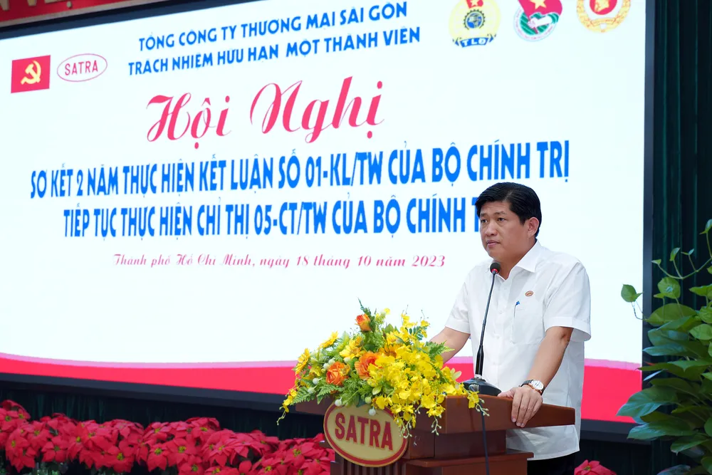 Đồng chí Nguyễn Hữu Nghĩa, Bí thư Đảng ủy, Chủ tịch Hội đồng thành viên SATRA phát biểu chỉ đạo tại hội nghị. Ảnh: SATRA