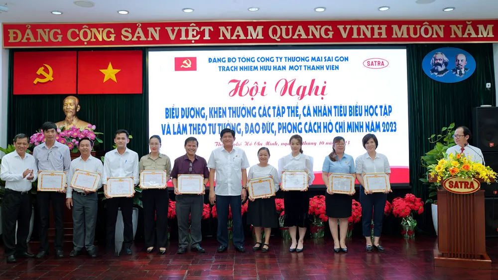 Đồng chí Nguyễn Hữu Nghĩa, Bí thư Đảng ủy, Chủ tịch Hội đồng thành viên (giữa) và đồng chí Trương Văn Rón, Phó Bí thư Thường trực Đảng ủy (bìa trái) trao giấy khen cho các cá nhân điển hình “Học tập và làm theo tư tưởng, đạo đức, phong cách Hồ Chí Minh”năm 2023. Ảnh: SATRA