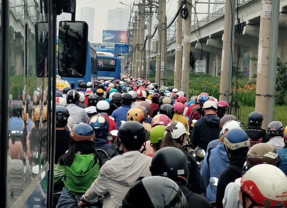 Đông xe khi lưu thông lên cầu Rạch Chiếc vào mỗi sáng trên xa lộ Hà Nội hướng từ ngã tư Thủ Đức đến cầu Sài Gòn. Ảnh: HOÀNG HÙNG