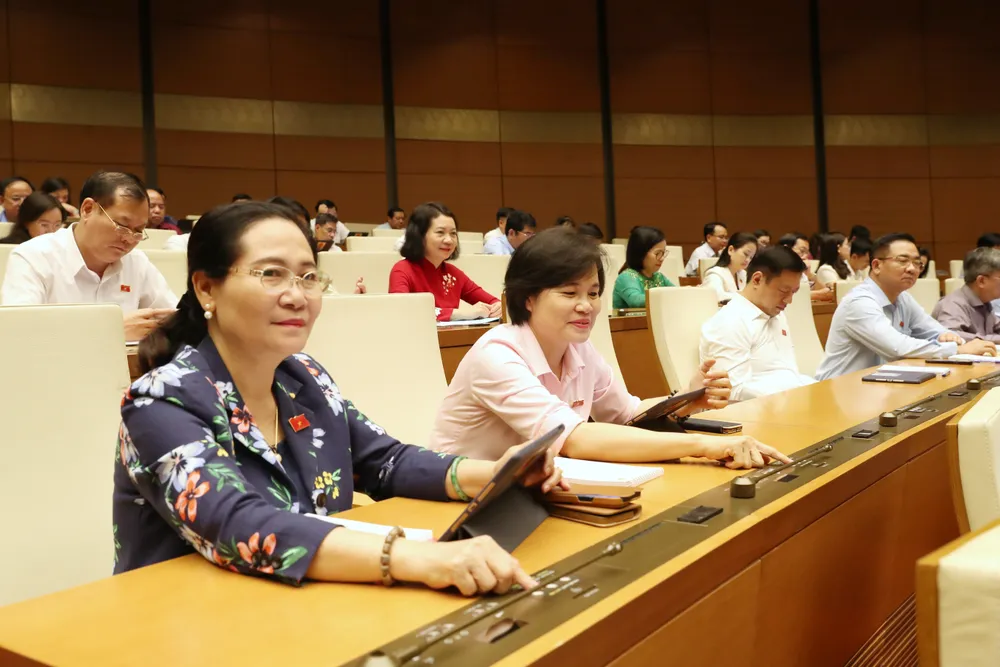 Các đại biểu Quốc hội bấm nút biểu quyết chiều 25-10 Các đại biểu Quốc hội bấm nút biểu quyết chiều 25-10